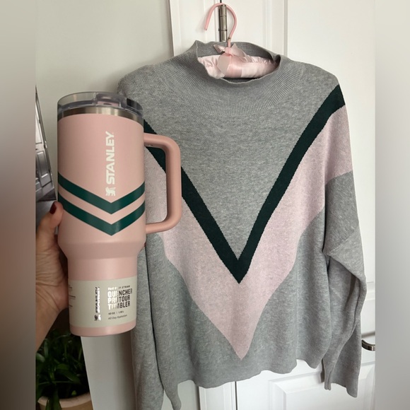V SWEATER & 40 oz PRO-TOUR STANLEY TUMBLER BUNDLE - Picture 2 of 5